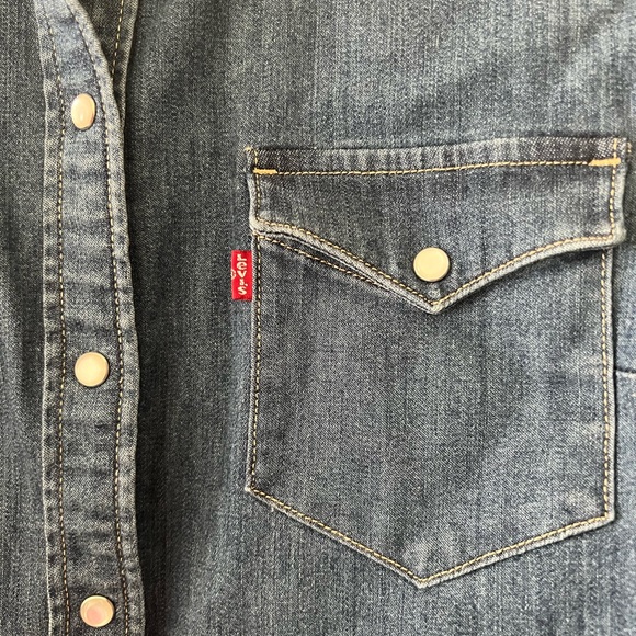 New without tags Levi’s denim shirt - Picture 2 of 4